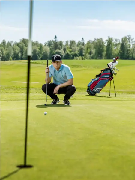 Mann som vurderer et golfslag