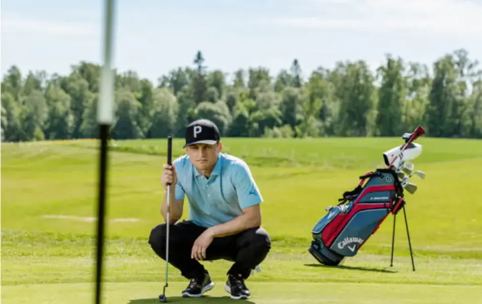 Mann som vurderer et golfslag