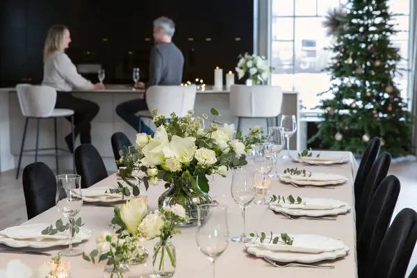 bord dekket med blomster fra Mester Grønn