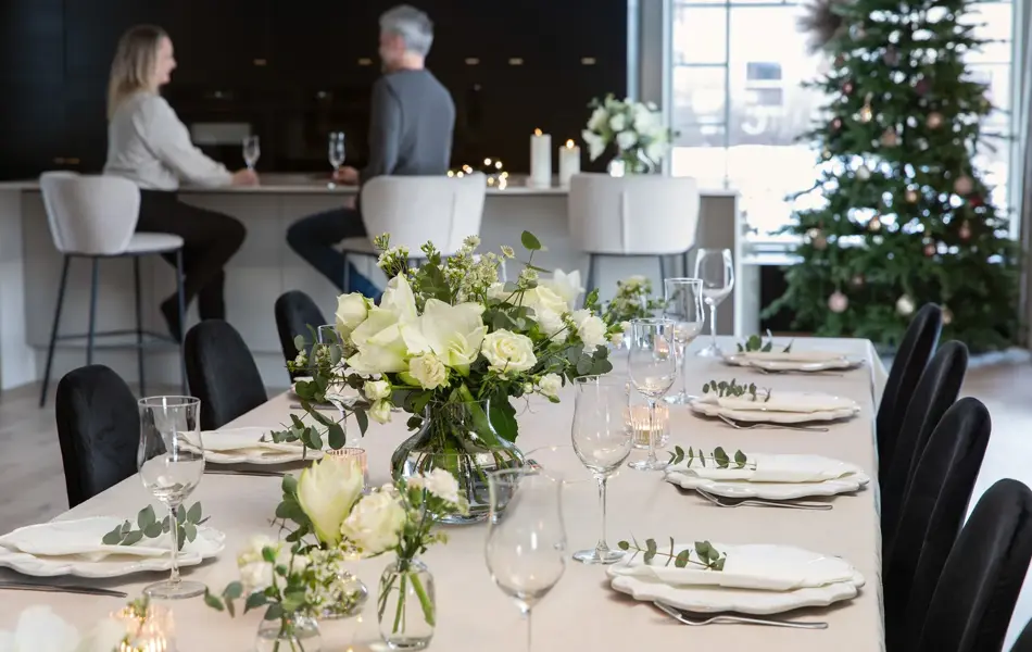 bord dekket med blomster fra Mester Grønn