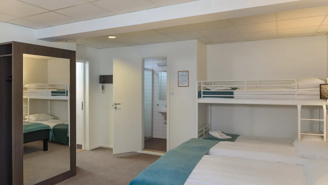 Familierom med dobbeltseng, speil og køyeseng