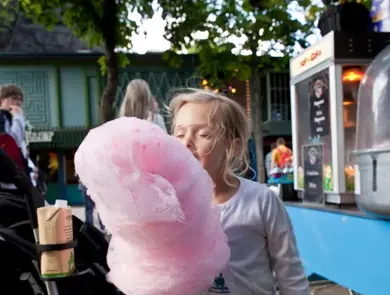 jente med rosa sukkerspinn
