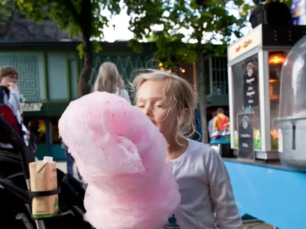 jente med rosa sukkerspinn