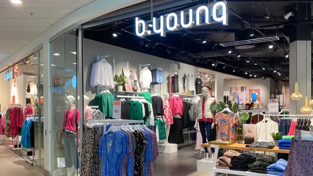 innendørs butikk med klær og skilt