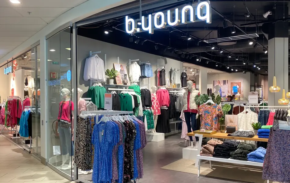 innendørs butikk med klær og skilt