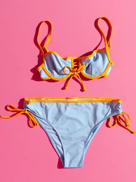 Badetøy i knalle farger til alle kropper sommeren 2022