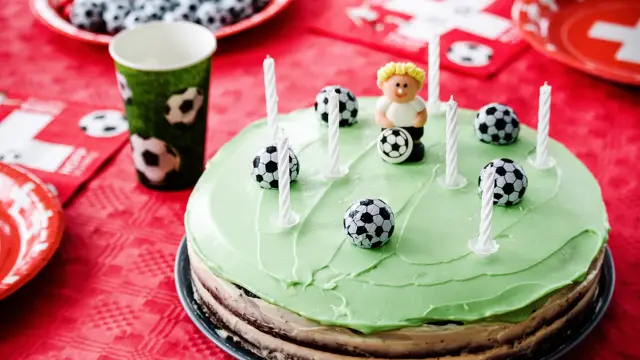 Fotballkake på et bord dekket med fotballpynt