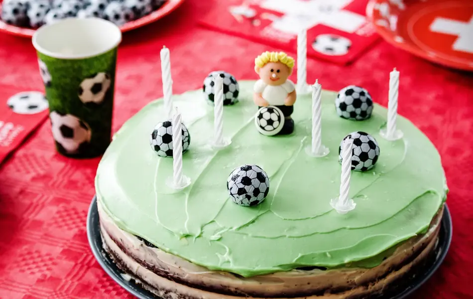 Fotballkake på et bord dekket med fotballpynt