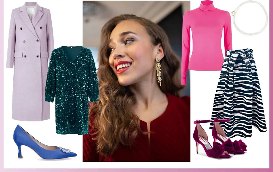 Lilla kåpe, grønn glitterkjole, blå pumps, rosa høyhalset genser, vinrød pumps med åpen tå, perlekjede, sebramønstret skjørt, damemodell som ser til siden og smiler med lange øredobber og vinrød topp.