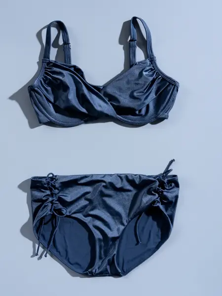 Blå bikini på blå bakgrunn