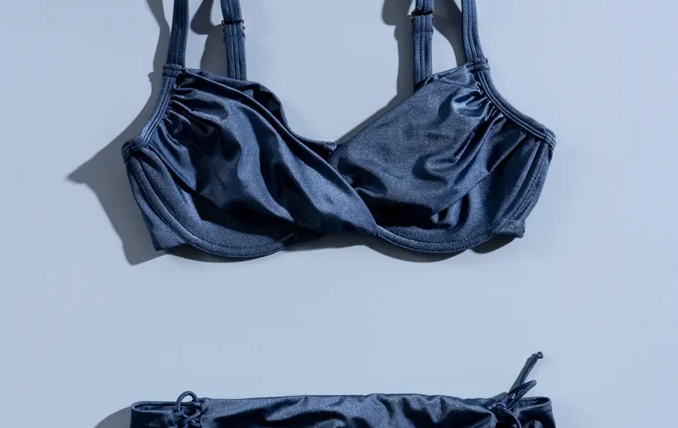 Blå bikini på blå bakgrunn