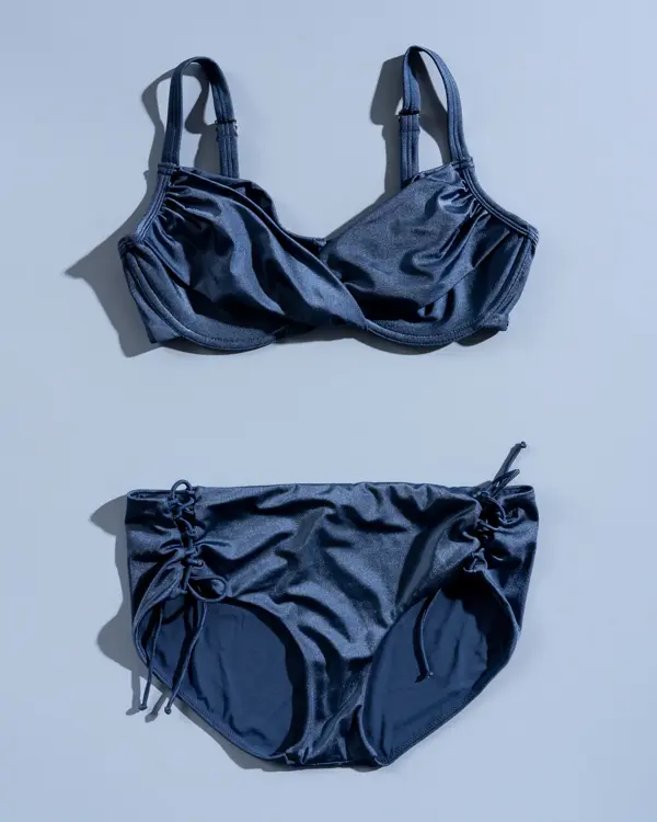 Blå bikini på blå bakgrunn