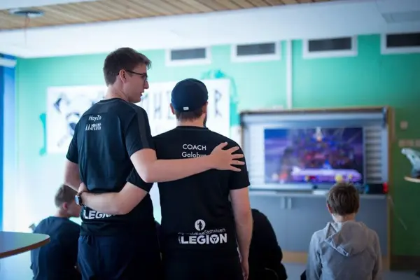 To gutter holder rundt hverandre bakfra 