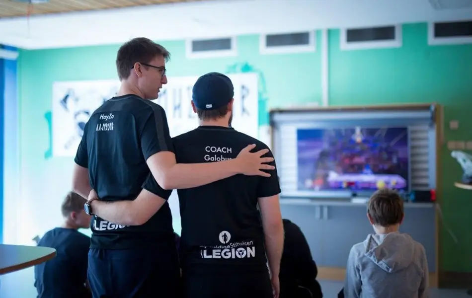 To gutter holder rundt hverandre bakfra 