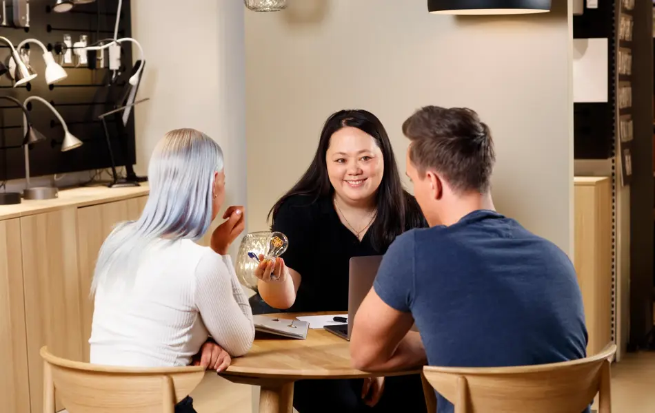 Mennesker samlet rundt et bord