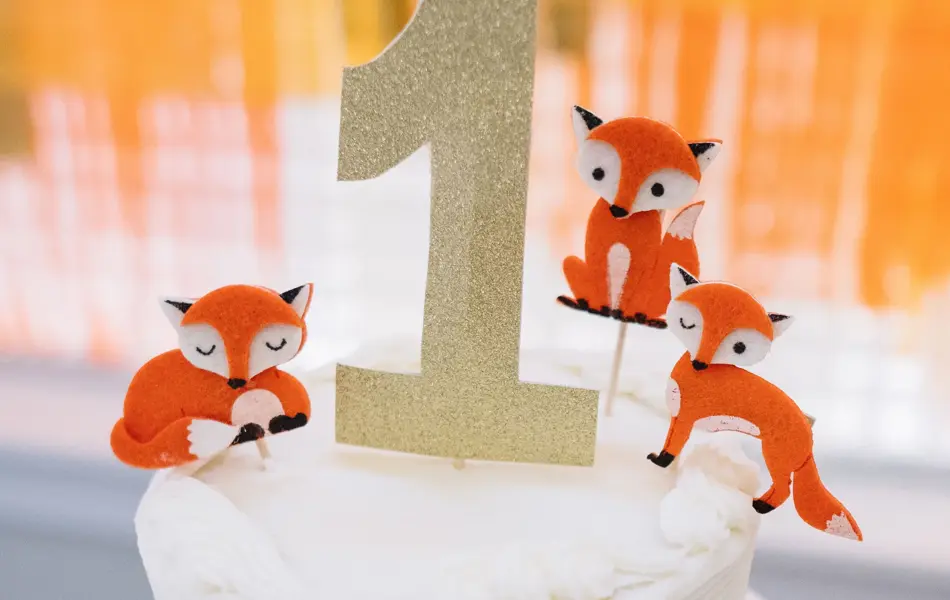 Kake pyntet med et ettall og tre små revefigurer