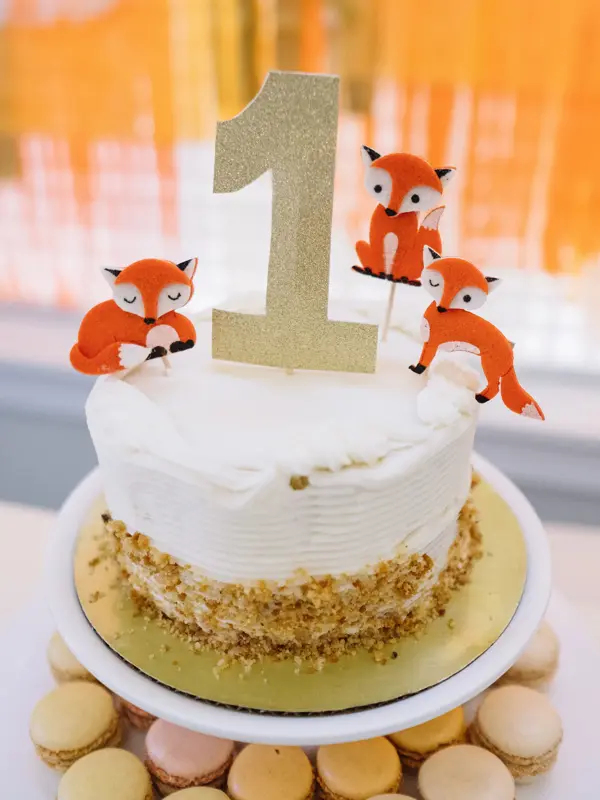 Kake pyntet med et ettall og tre små revefigurer