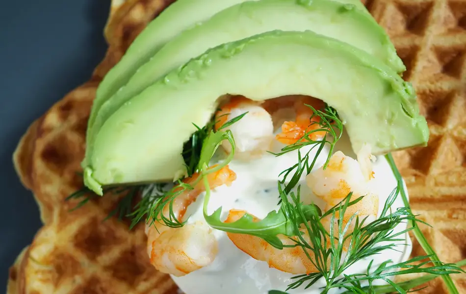 Nærbilde av vaffel med avokado og rekesalat