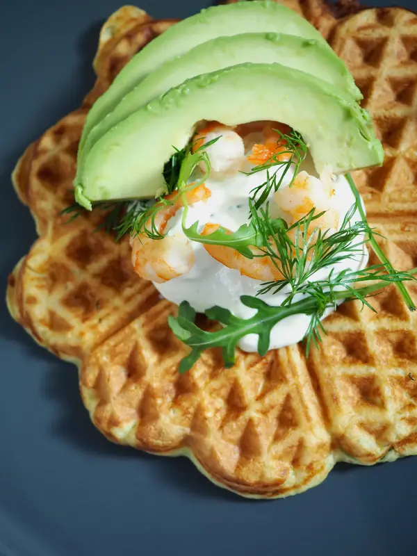 Nærbilde av vaffel med avokado og rekesalat