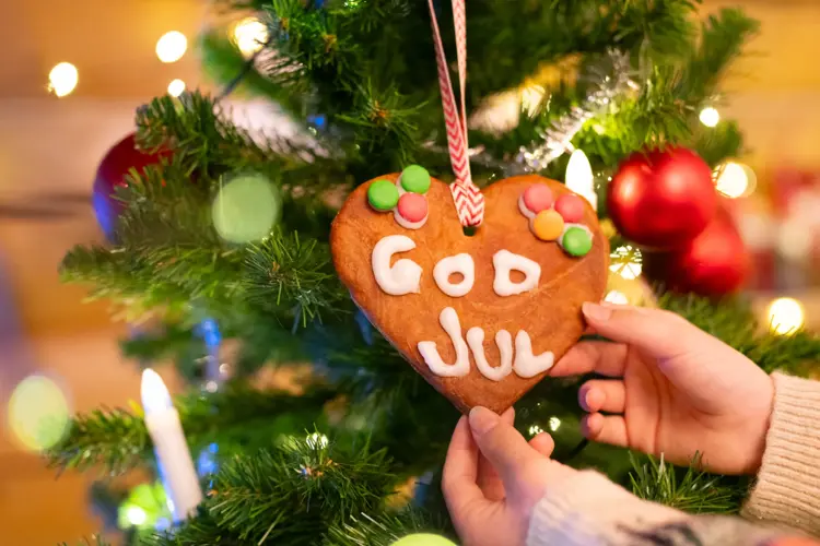 Her finner du våre åpningstider for julen 2025. Velkommen til en magisk julehandel på Lompensenteret.