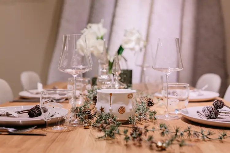 Det nærmer seg årsskifte. Skal du dekke opp bordet til nyttårsfeiringen? La deg inspirere av naturen og legg til glitrende detaljer i sølv og grønt. 