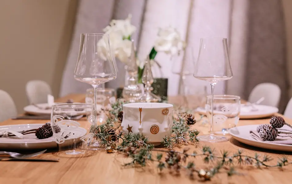 bord dekket til nyttårsmiddag