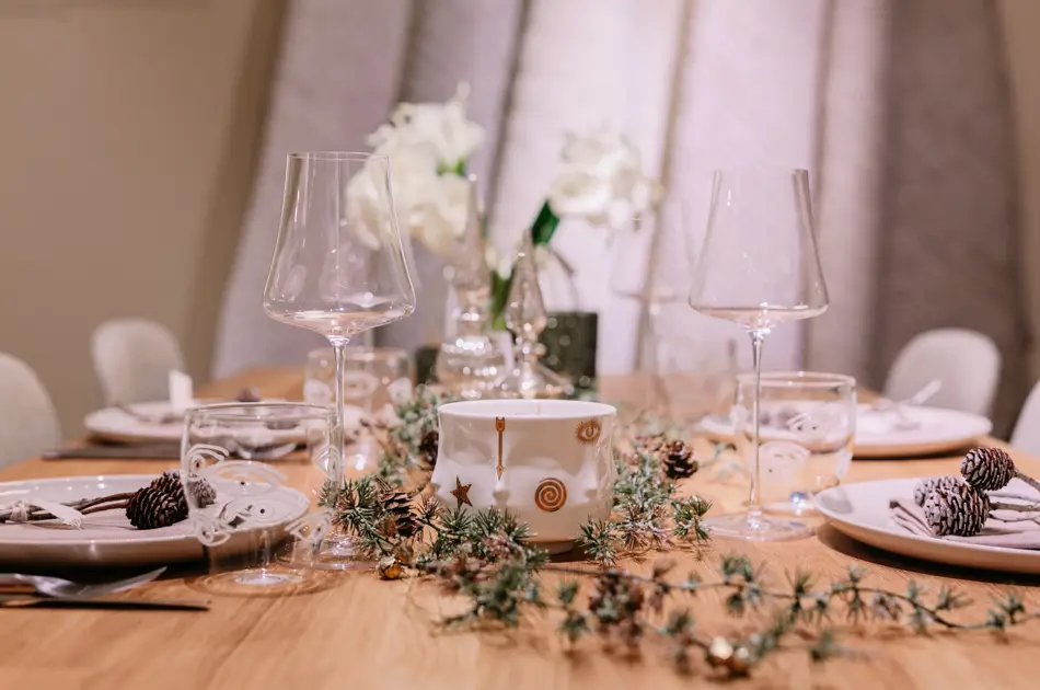 bord dekket til nyttårsmiddag