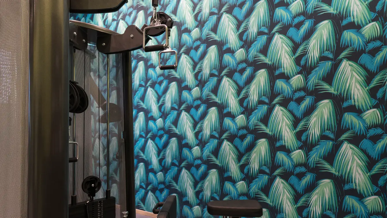 Treningsrom med blå og grønn tapet med jungelutrykk på Thon Hotel Stavanger i Stavanger sentrum