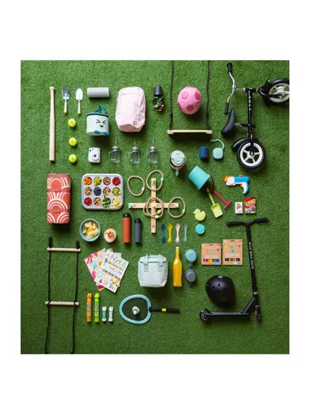 Oversiktsbilde av barnesykkel, løperhjul og uteleker til sommeren