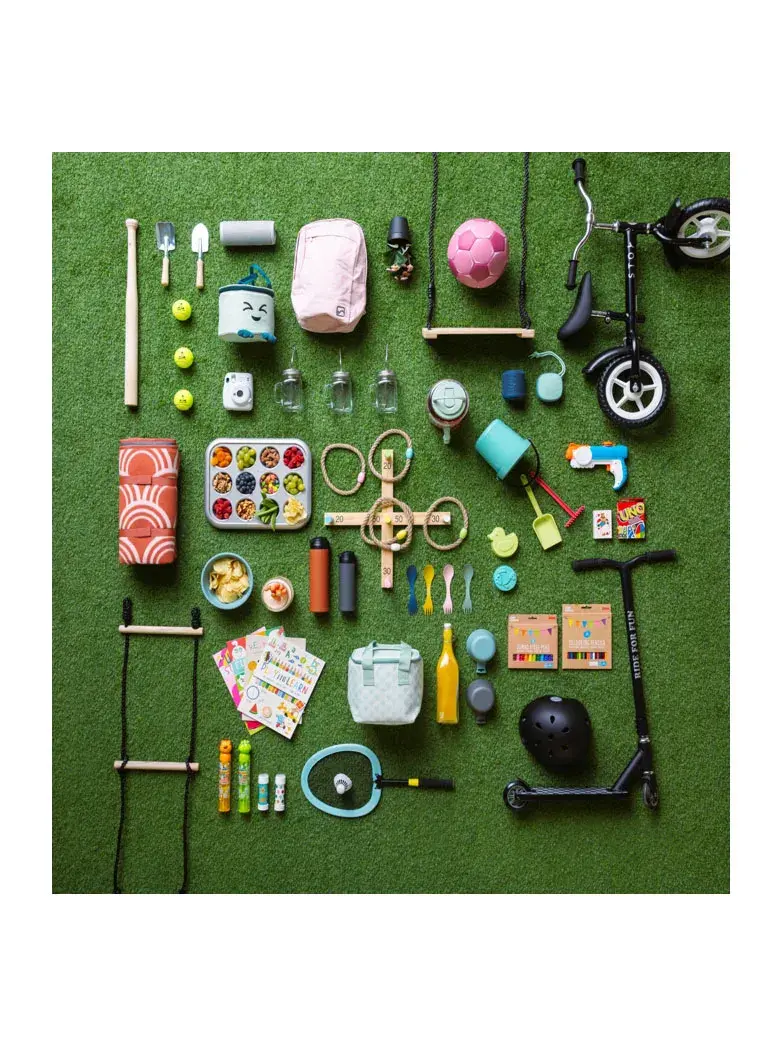 Oversiktsbilde av barnesykkel, løperhjul og uteleker til sommeren