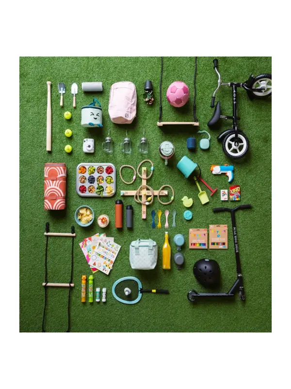 Oversiktsbilde av barnesykkel, løperhjul og uteleker til sommeren