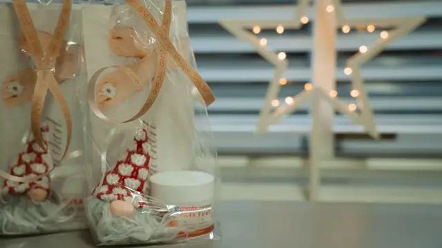 velværeprodukter pakket i poser med julestjerne i bakgrunnen