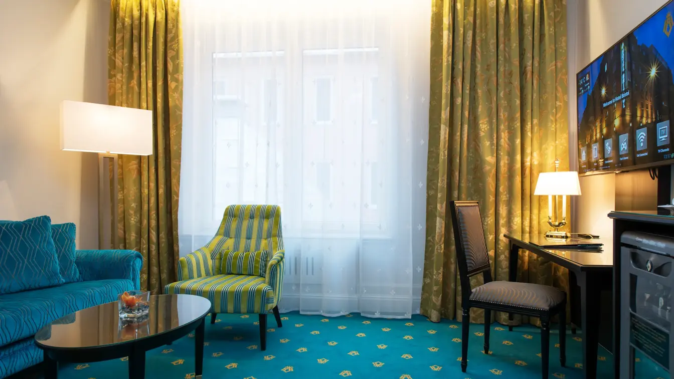 Sittegruppe, tv og skrivepult på Business room på Hotel Bristol i Oslo sentrum