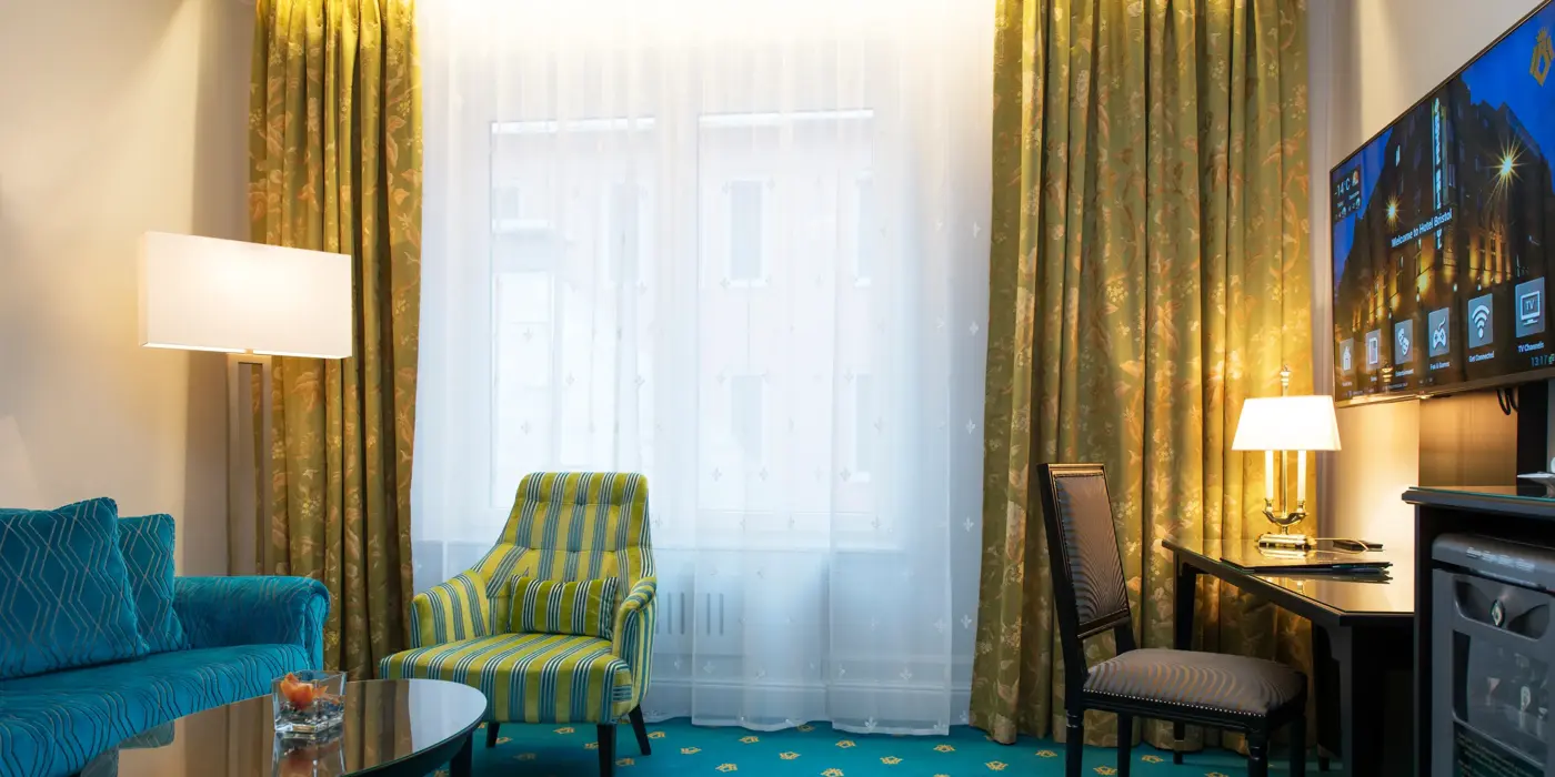 Sittegruppe, tv og skrivepult på Business room på Hotel Bristol i Oslo sentrum