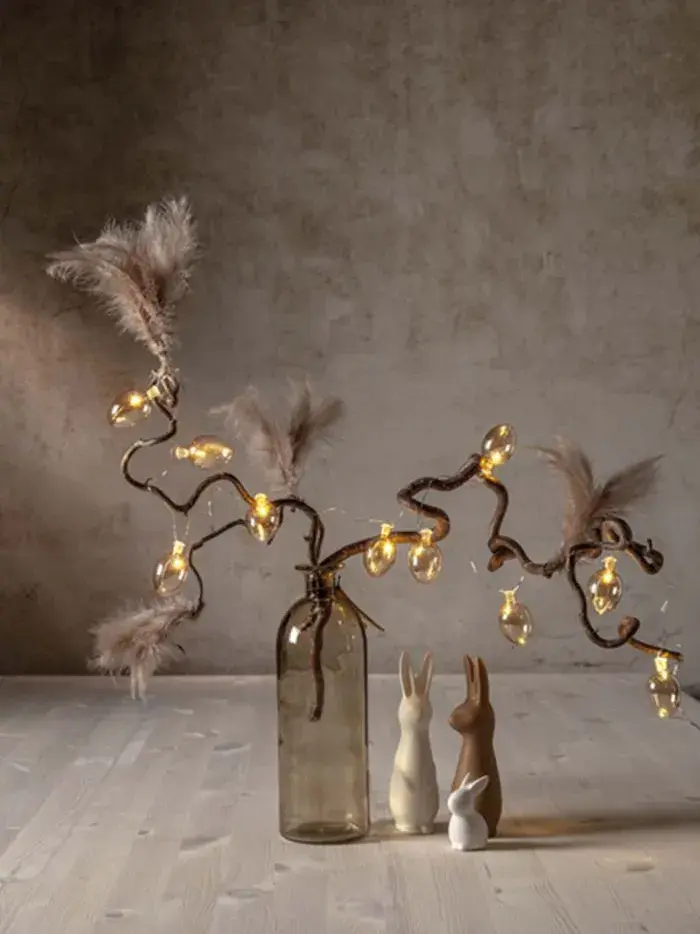  Bord med vase med grener og lysslynge.