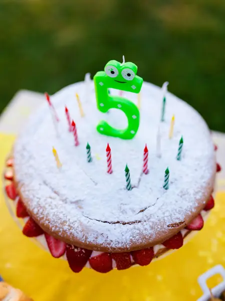 Nærbilde av kake med tallet fem på