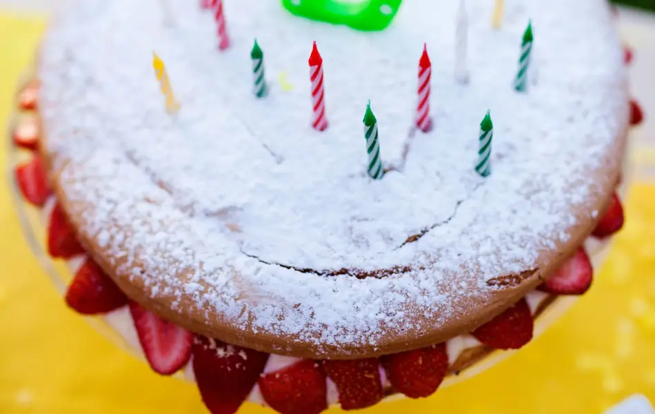 Nærbilde av kake med tallet fem på