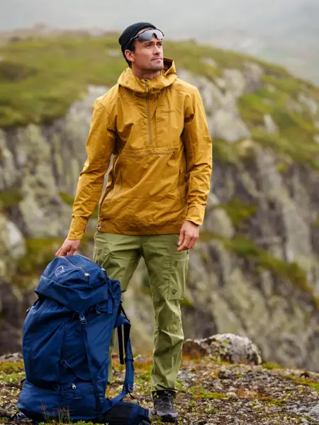 Mann som går fjelltur