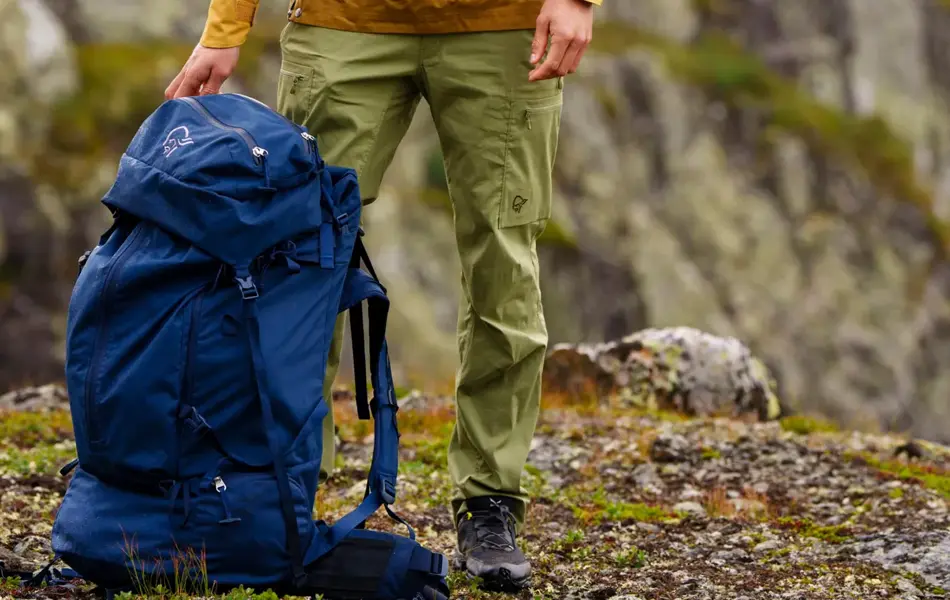 Mann som går fjelltur