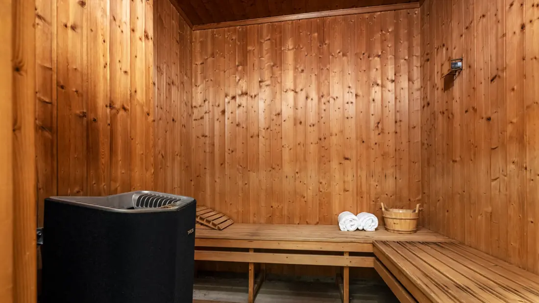 Badstu med benker og ovn.