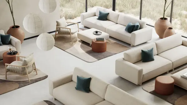 Rom med store vinduer dekorert med diverse hvite sofa, puffer, stuebord, tepper og lampe