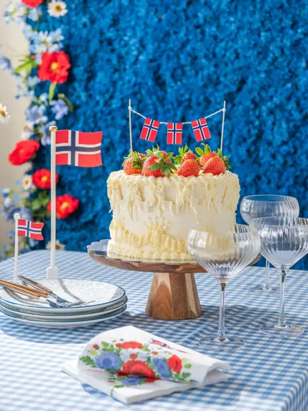 Kake på et bord og norskeflagget