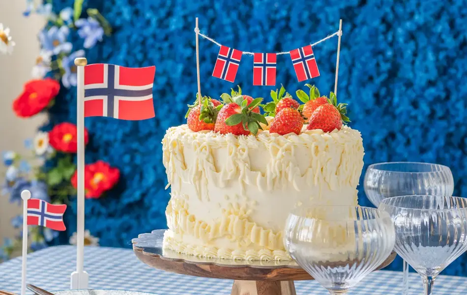 Kake på et bord og norskeflagget