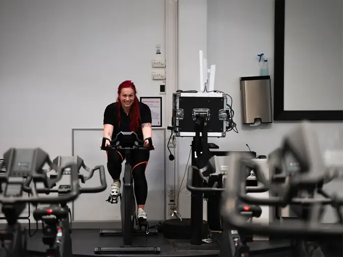 Dame som trener på sykkel