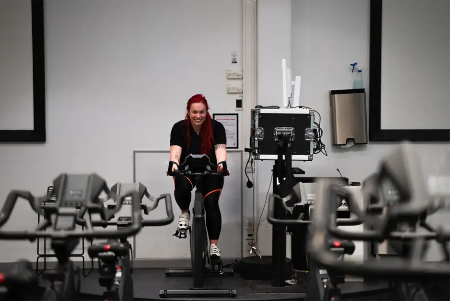 Dame som trener på sykkel