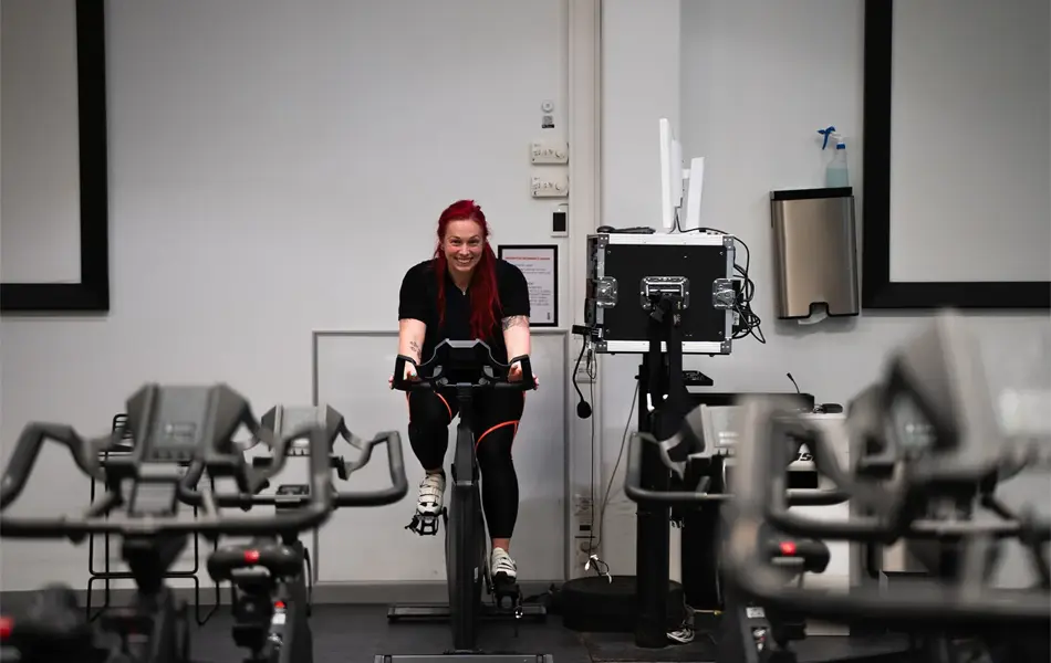 Dame som trener på sykkel