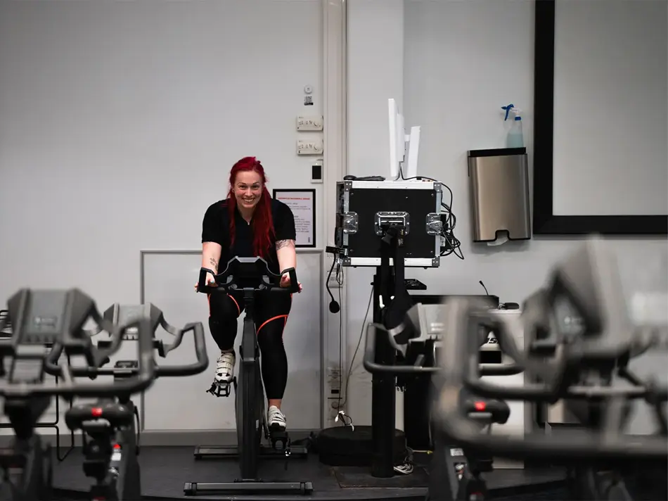 Dame som trener på sykkel