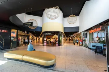 AMFI Moa fellesareal, i gang mellom butikker med sitteplass til kunder