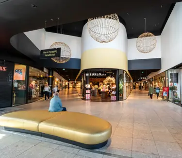 AMFI Moa fellesareal, i gang mellom butikker med sitteplass til kunder