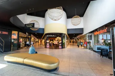 AMFI Moa fellesareal, i gang mellom butikker med sitteplass til kunder
